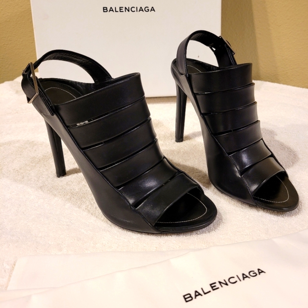 Baleniaga Leather Pumps